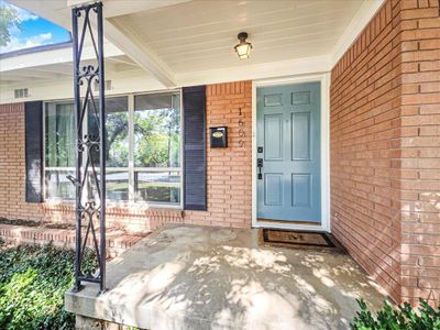 Front entrance with a covered porch | Image 3