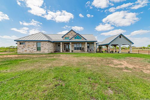 946 County Road 361, La Vernia, TX, 78121-4670 | Card Image