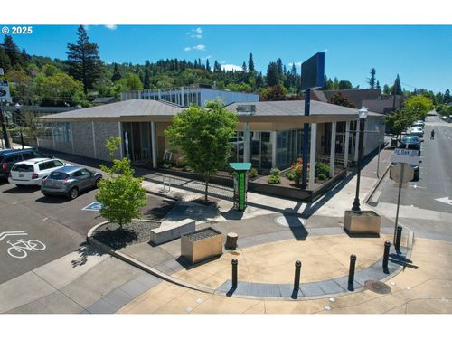 619 Se Main St, Roseburg, OR, 97470-4932 | Card Image