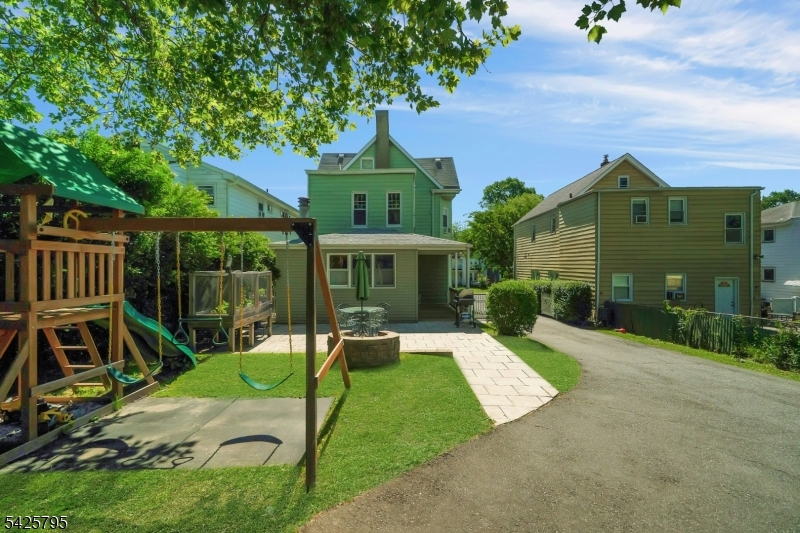 Residential Income in Belleville Twp. 4