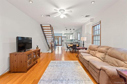 81 Main St, Tappan, NY, 10983-2400 | Card Image