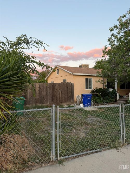 296 S H St, Tulare, CA, 93274-3930 | Card Image