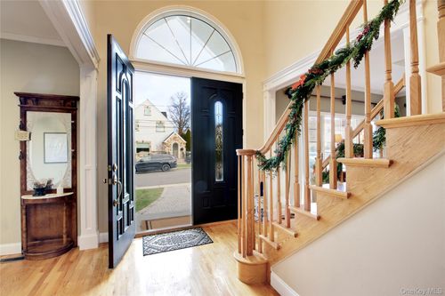 42 Mora Ct, Manhasset, NY, 11030-2271 | Card Image