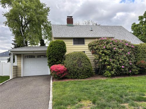 18 Polo Ln, Westbury, NY, 11590-6207 | Card Image