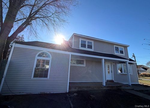 152 Gracie Dr, Babylon, NY, 11703-3223 | Card Image