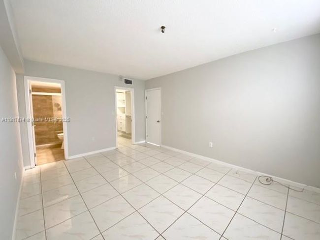 APT-209 - 201 180 Th Dr, Condo with 1 bedrooms, 2 bathrooms and null parking in Sunny Isles Beach FL | Image 8