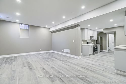 565 Mcgregor Farm Trail, Newmarket, ON, L3X0H7 | Card Image