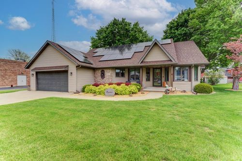 104 Cedar St, Gardner, IL, 60424-7106 | Card Image