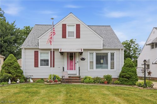 2212 Larchmont Dr, Wickliffe, OH, 44092-2438 | Card Image