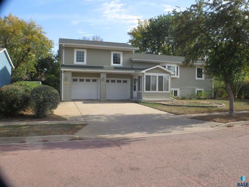 209 E Vera Ln Lane, Brandon, SD, 57005-1742 | Card Image