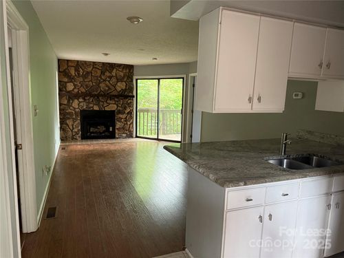 1420 11th Street Dr Nw, Hickory, NC, 28601-2271 | Card Image