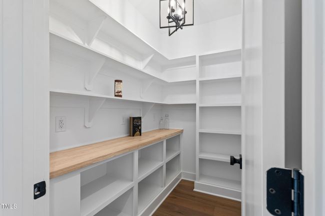 Walk-in Pantry! | Image 11
