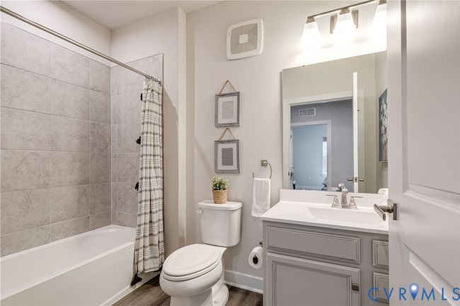 Full hallway bathroom with a tub/shower combo | Image 19