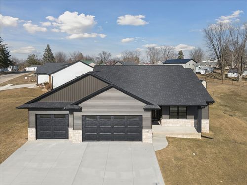 718 Pointer Cir, Center Point, IA, 52213-9390 | Card Image
