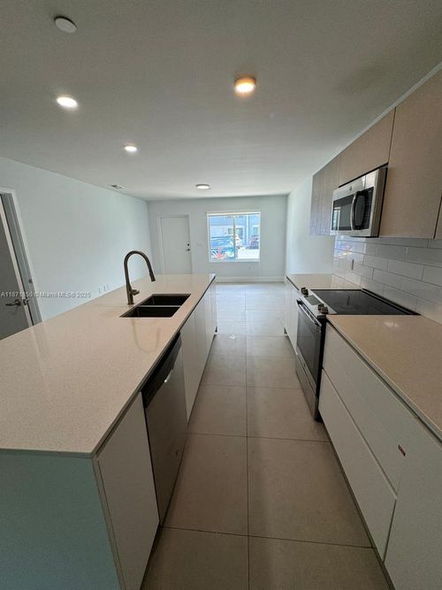 unit-2106-2555 Ne 193rd St, Miami, FL, 33180-3472 | Card Image