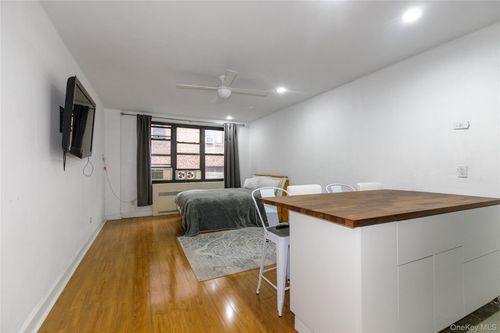 apt-c10-15 Canterbury Rd, Great Neck, NY, 11021-2607 | Card Image