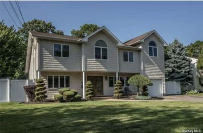 435 Spruce Avenue, House other with 6 bedrooms, 4 bathrooms and null parking in West Islip NY | Image 1