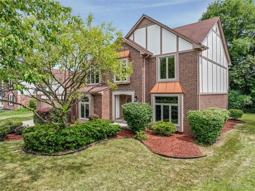 360 Fordcroft Dr, Rochester Hills, MI, 48309-1145 | Card Image