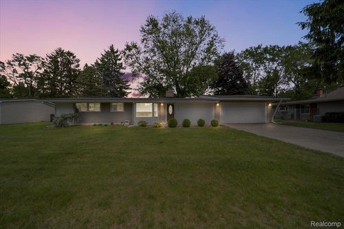 2098 Helmsford Dr, Wolverine Lake, MI, 48390-2424 | Card Image