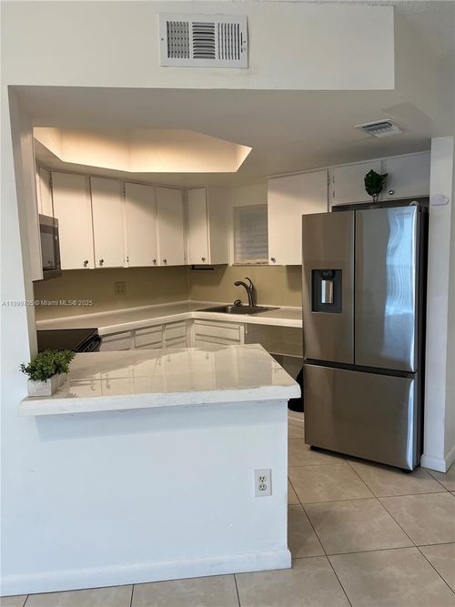 apt-405-8353 Lake Dr, Doral, FL, 33166-7868 | Card Image