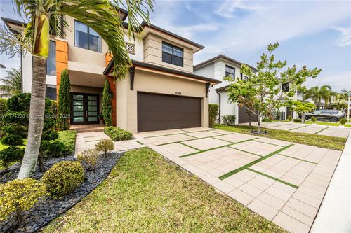 15742 Nw 88th Ave, Miami Lakes, FL, 33018-1370 | Card Image