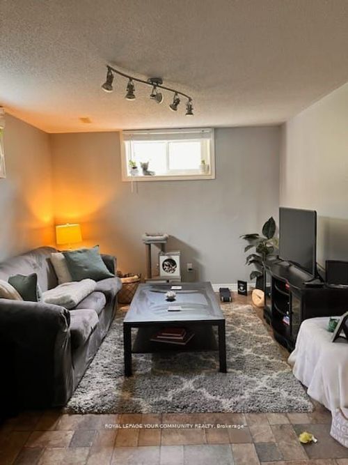 lower-25 Breeze Dr, Bradford, ON, L3Z3A6 | Card Image