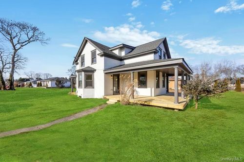 195 Brook St, Oakdale, NY, 11769-1818 | Card Image