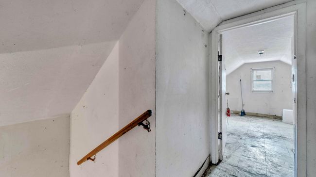 upstairs halll | Image 15