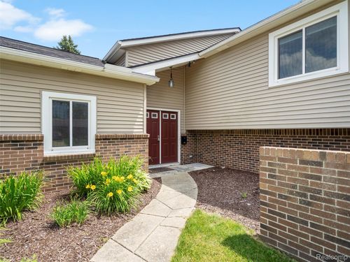 890 Darwin Place Dr, Rochester Hills, MI, 48307-3315 | Card Image