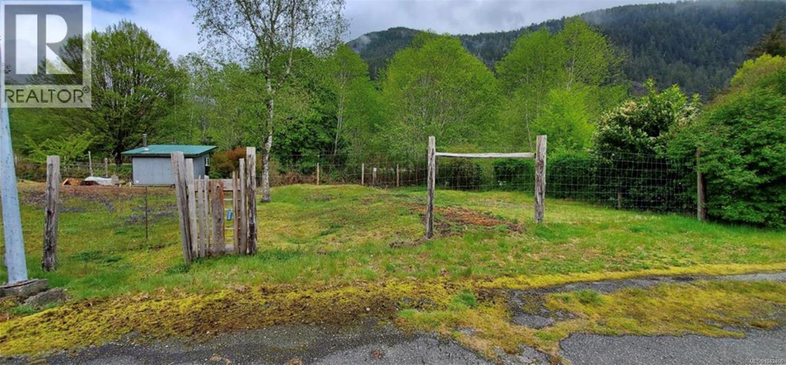 Land in Tahsis 3
