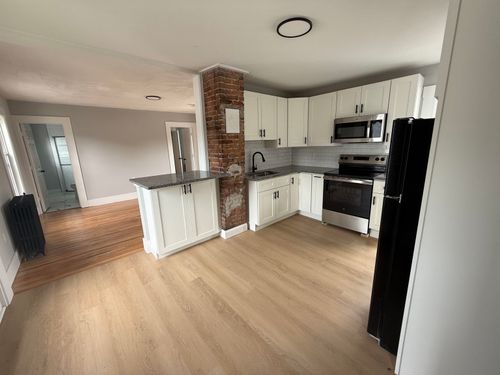 1b-1 Charter St, Exeter, NH, 03833-2303 | Card Image