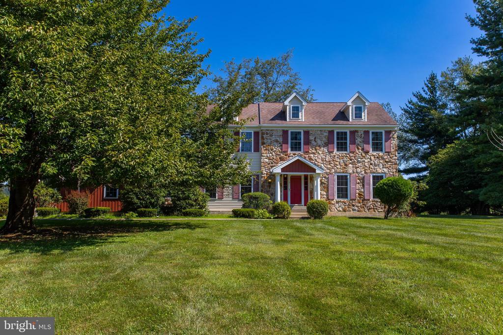 Pineview Dr, Malvern, PA 19355