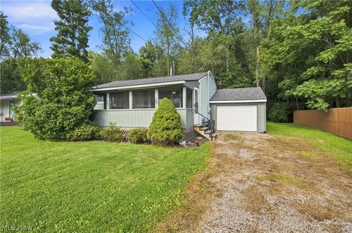 933 Ray Ave Ne, New Philadelphia, OH, 44663-3033 | Card Image