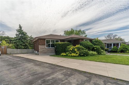 71 Meadowlark Dr, Hamilton, ON, L9A2K4 | Card Image