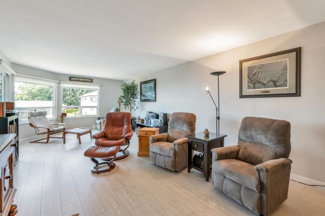 406 - 1350 Vidal Street, Condo with 2 bedrooms, 2 bathrooms and 1 parking in White Rock BC | Image 2