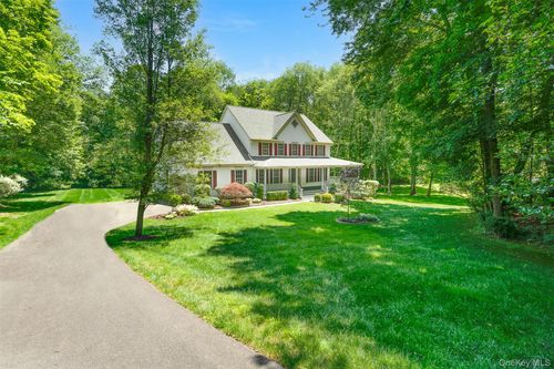 76 Warren St, Somers, NY, 10589-1911 | Card Image