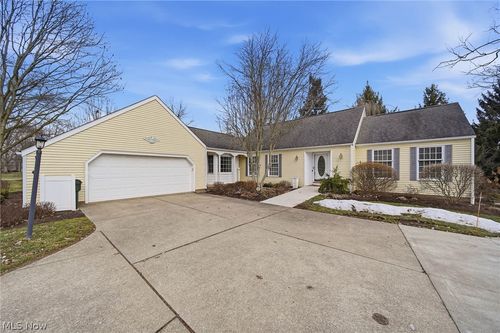 7450 Angel Dr Nw, North Canton, OH, 44720-5802 | Card Image