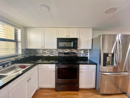 8975-8975 Palm Tree Ln, Pembroke Pines, FL, 33024-4667 | Card Image