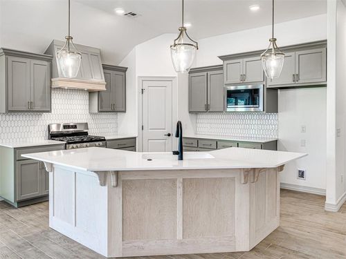 7700 Three Woods Ln, Yukon, OK, 73099-4097 | Card Image