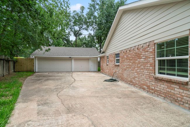 Large 3 car garage | Image 41