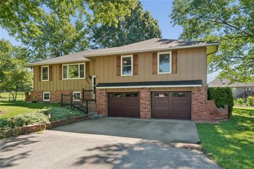 892 Gregory St, Peculiar, MO, 64078-9555 | Card Image