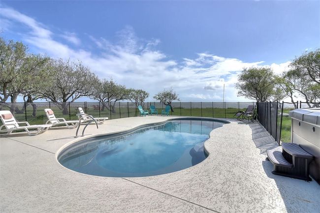 1010 First St Street, House other with 6 bedrooms, 4 bathrooms and 8 parking in Bayside TX | Image 13
