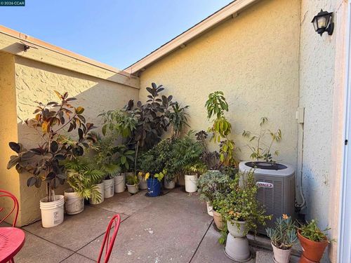 61 Meadowbrook Ave, Pittsburg, CA, 94565-5550 | Card Image