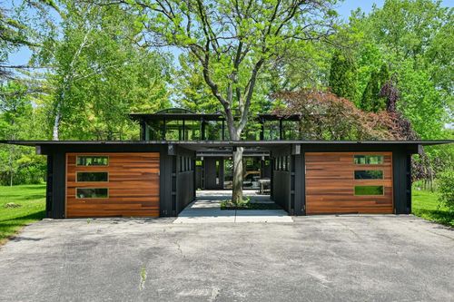 9470 N Sleepy Hollow Lane, Bayside, WI, 53217 | Card Image