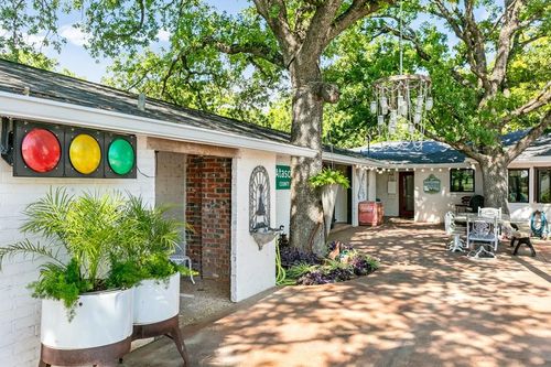 702 S Eagle St, Fredericksburg, TX, 78624-5253 | Card Image