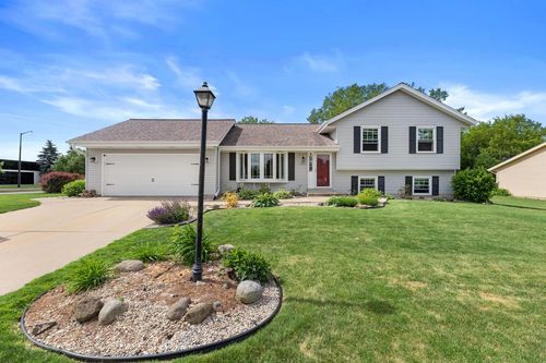 N49W14033 Brook Falls Drive, Menomonee Falls, WI, 53051 | Card Image