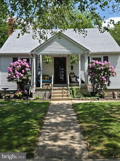 217 Elm Ave, RIVERTON, NJ, 08077-1215 | Card Image