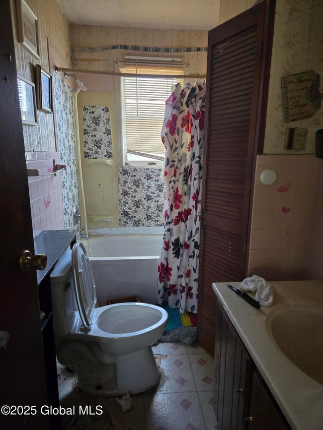 14 Western Ave, House other with 3 bedrooms, 1 bathrooms and 3 parking in Colonie NY | Image 7