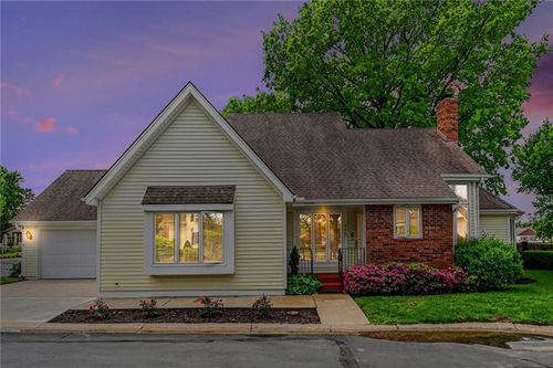 4530 W 90th St, Prairie Village, KS, 66207-2327 | Card Image