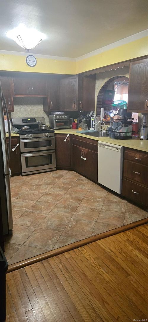 31 Parker Ave, New City, NY, 10956-1719 | Card Image